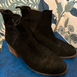 Excellent Condition Tom’s Booties! These go with everything!